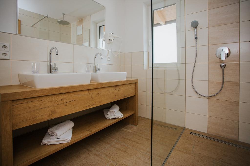 Apartmenthaus Strasswirt De Luxe Tröpolach Esterno foto